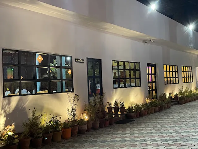 S'N'V Food Corner-Open Lawn Sitting/Food Corner/Multi Cuisine/Restaurants in Paonta Sahib