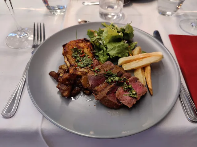 supperclub.tube - dining on a tube train