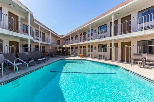 Rodeway Inn Magic Mountain Area