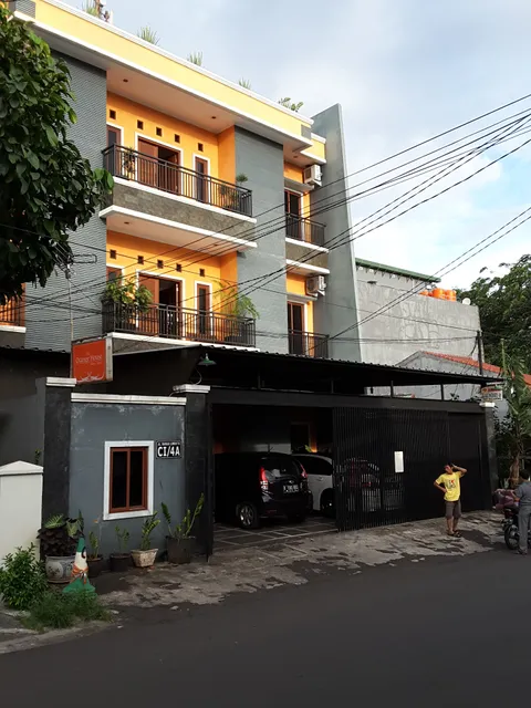 Orange House Kost & Transit