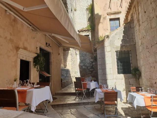 Simply Chic - Old Town Apartment