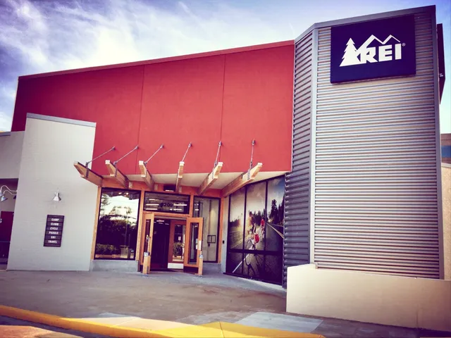 REI