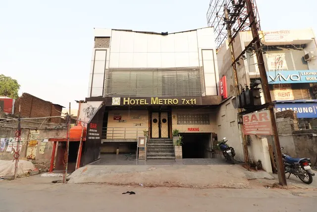 OYO 13214 Hotel Metro 7x11