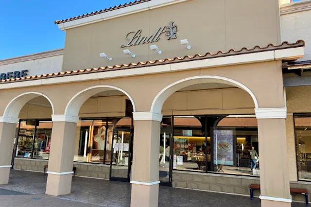 Lindt Chocola Boutique & Cafe Ami Premium Outlet