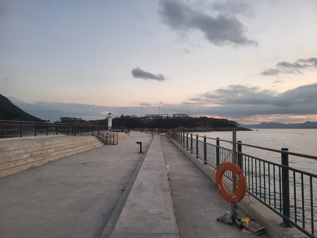 천성항방파제등대