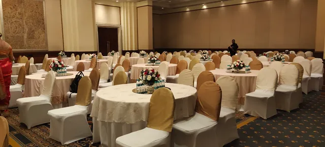 XU - Fashion|Bar|Kitchen