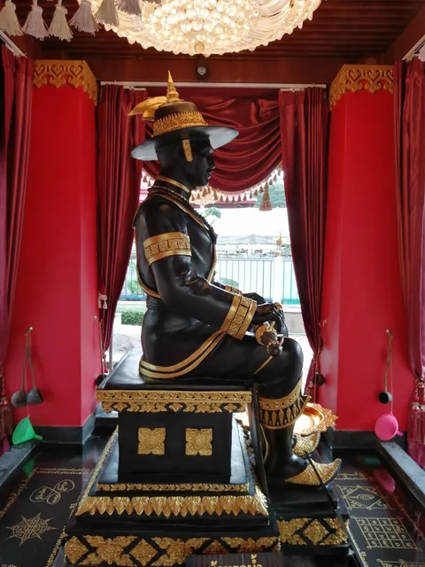 สระน้ำมนต์ศักดิ์สิทธิ์ ( วัดหงส์รัตนาราม )