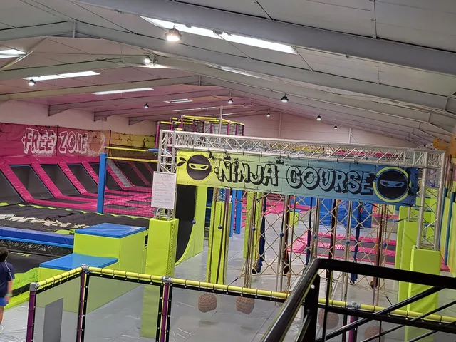 IN ZI'AIR TRAMPOLINES VINEUIL