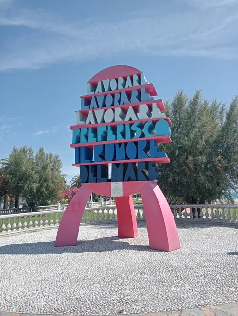 Lavorare, lavorare, lavorare, preferisco il rumore del mare