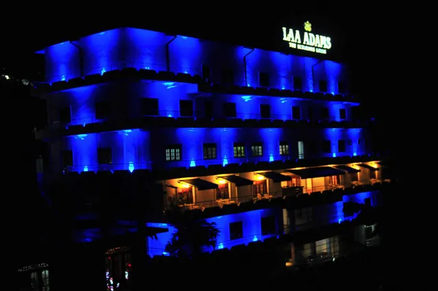 LAA ADAMS THE LUXURIOUS LIVING