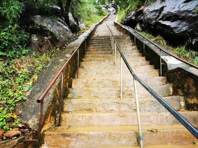 Aagaya Gangai water falls
