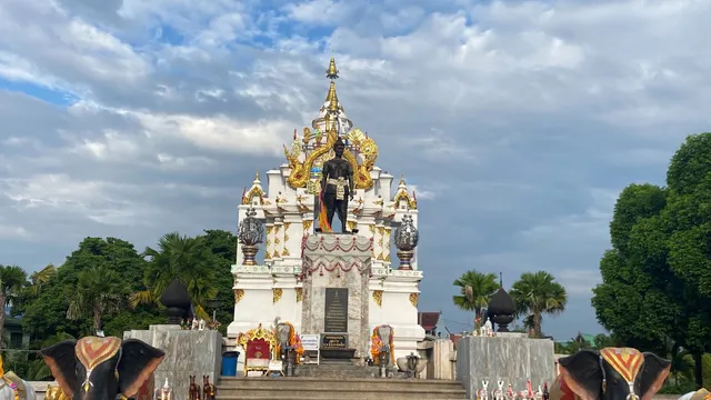 Pho Khun Ngam Muang Monument