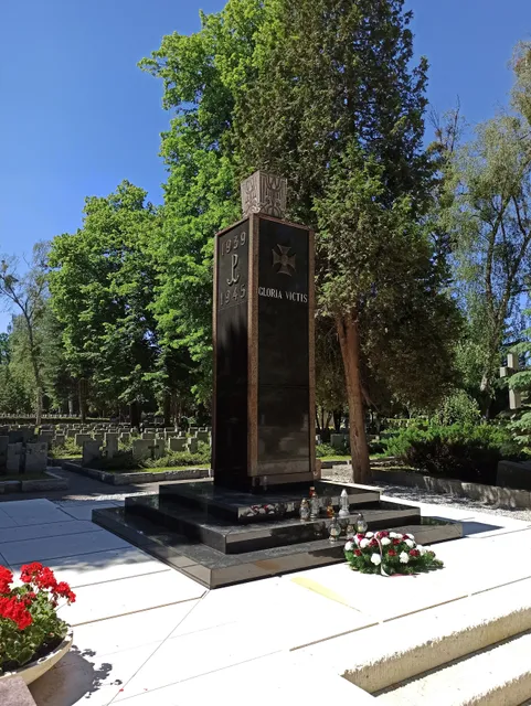 Gloria Victis monument