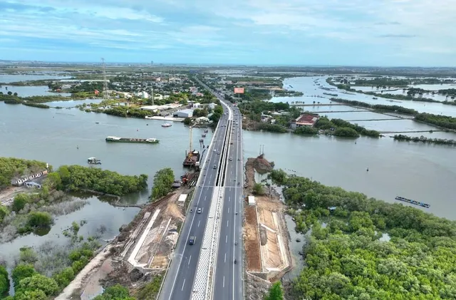 Cỏ May Bridge