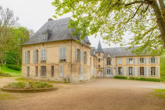 Bibliothèque dans le Château de la Douye