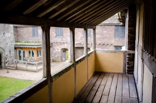 Llys a Chastell Tre-tŵr / Tretower Court and Castle