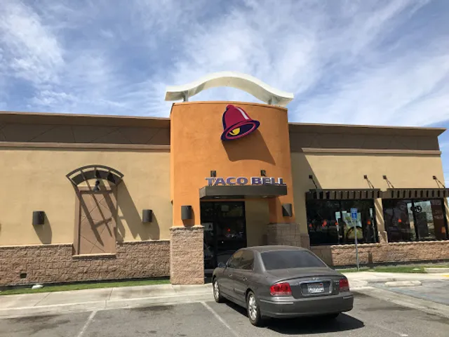 Taco Bell - Live Más Café