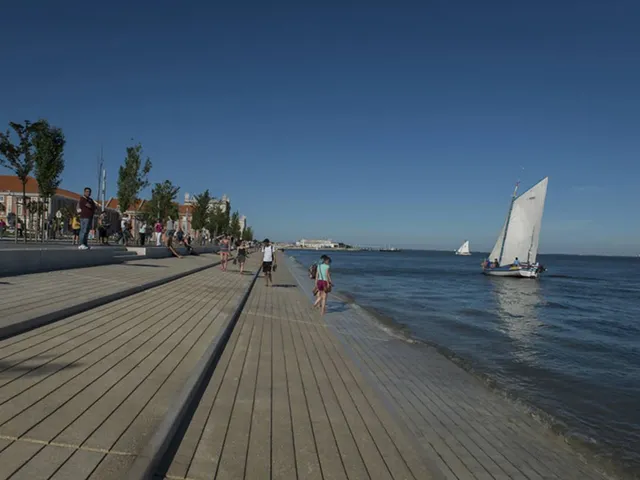 Avenida Ribeira das Naus
