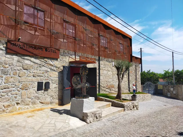 Leonchic Guest House