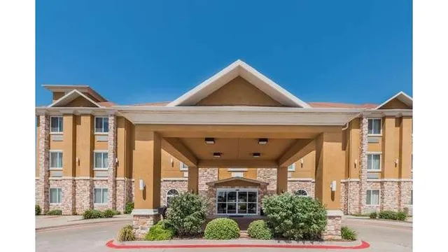 Days Inn & Suites by Wyndham Cleburne TX