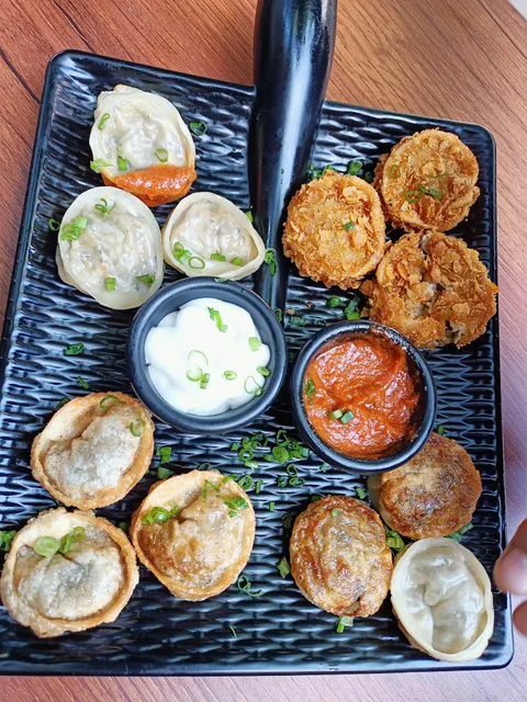 By The Wok : Your Everyday Chinese Bistro