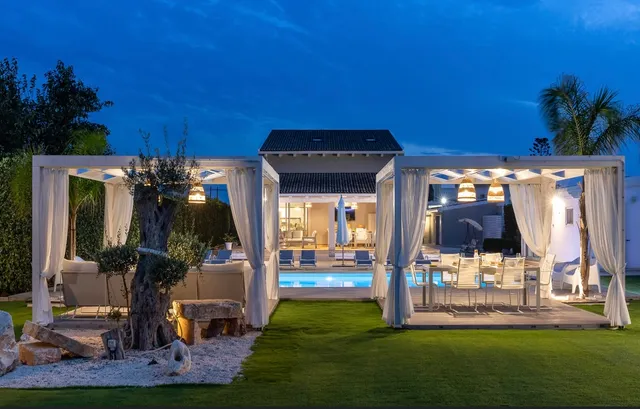 Villa Gemma Sicily - Seafront and Heated Pool with Jacuzzi