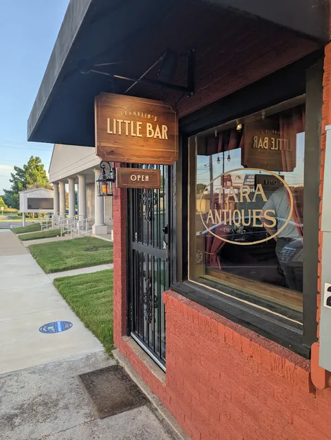 Franklin's Little Bar