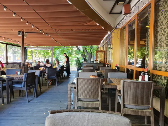 Maximilian Pub & Grill