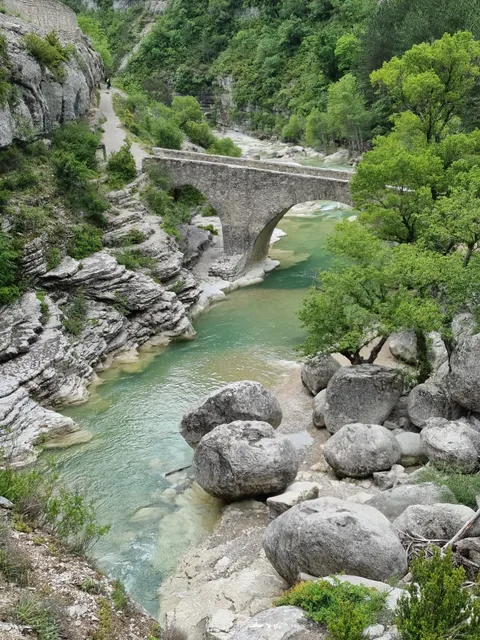 Pont médiéval de Châteauneuf-de-Chabre