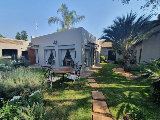 Three Olives Guest House in Eldoraigne