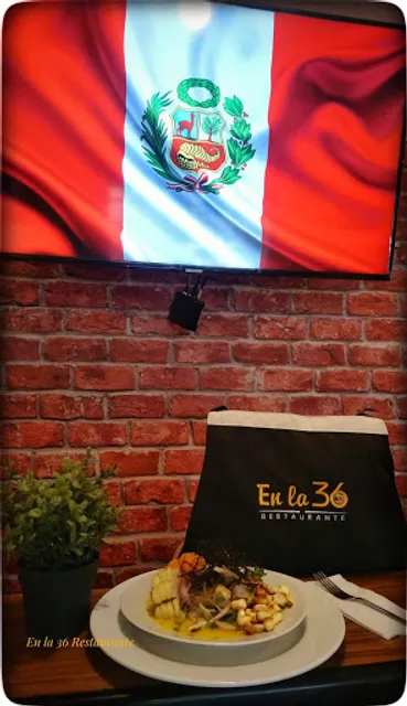 En la 36 Pollos a la Leña (Pollería)