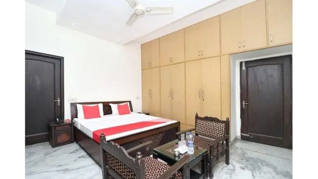 OYO 15728 The Shradha Guest House