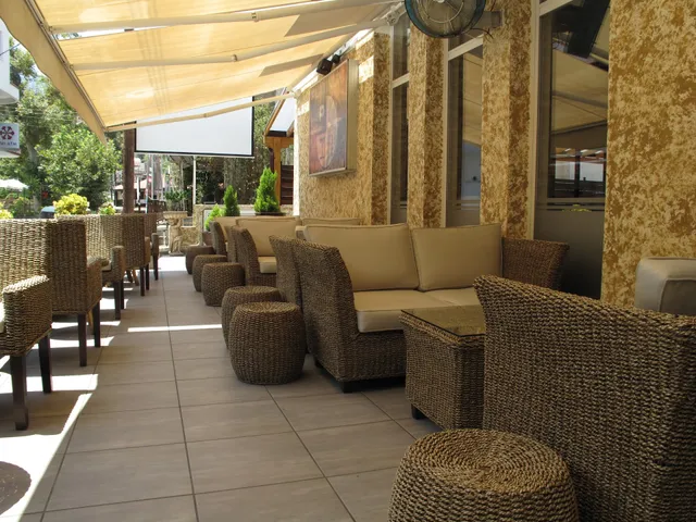 PLATINUM cafe - restaurant / suites