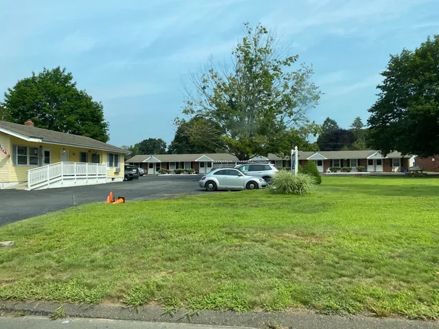 Rocky Neck Inn & Suites