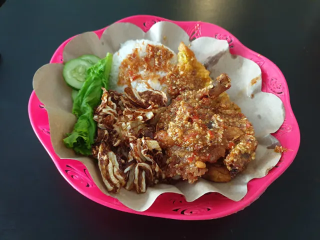 AYAM GEBUK BANG ZOELA & AYAM GEPREK PEDES DOWER KEBAGUSAN