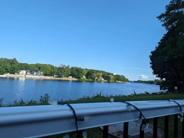 Riverside Bar & Grill