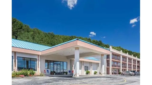 Howard Johnson by Wyndham Salem Hotel & Conference Center