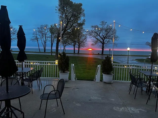 LakeHouse Restaurant & Bar