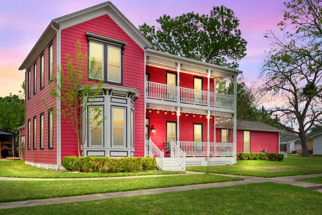 Red Velvet Inn & Gallery, now known as the LaSalle St. Inn & Gallery