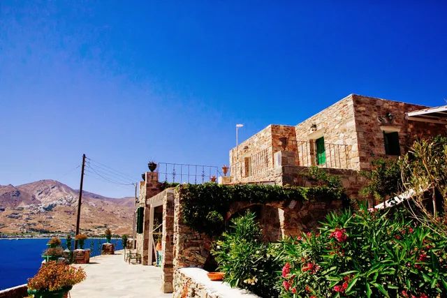 Chillin' Peak - Serifos Rock Houses