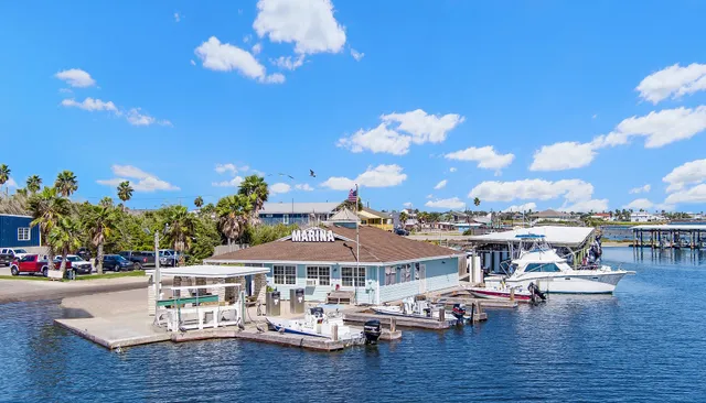 Bluff's Landing Lodge