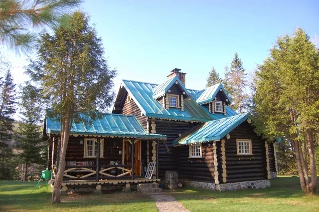 Domaine Le Bostonnais Le village en bois rond.