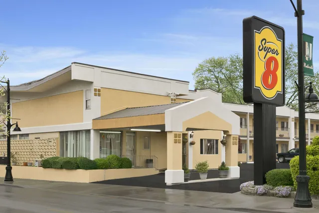 Super 8 by Wyndham Belleville IL/St. Louis Area