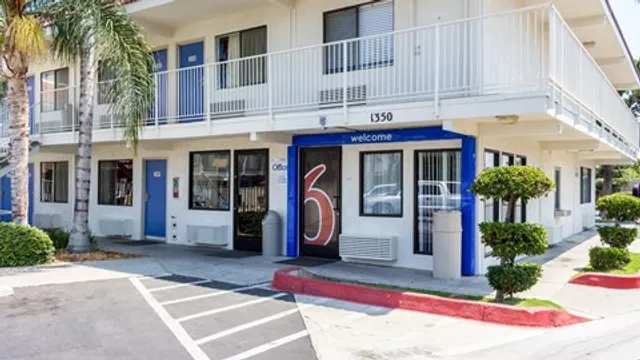 Motel 6 Bakersfield, CA - Convention Center