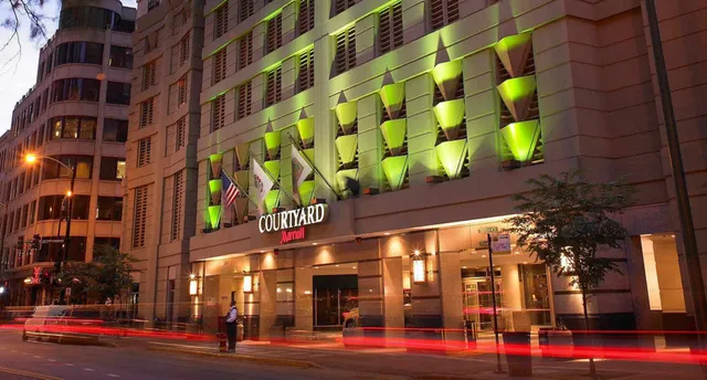 Courtyard by Marriott Chicago Downtown/River North