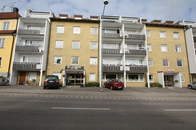 Riverside Hotel & Apartments