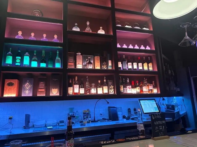 The TOP Bar Lounge & karaoke