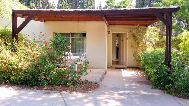 Kibbutz Tiratzvi - Country Lodging