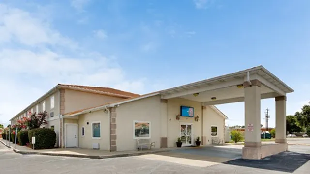 Motel 6 Hinesville, GA