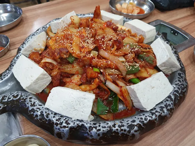 통돼지 두루치기 김치찌개 전문점